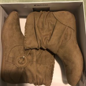 Size 8 report boots Taupe color